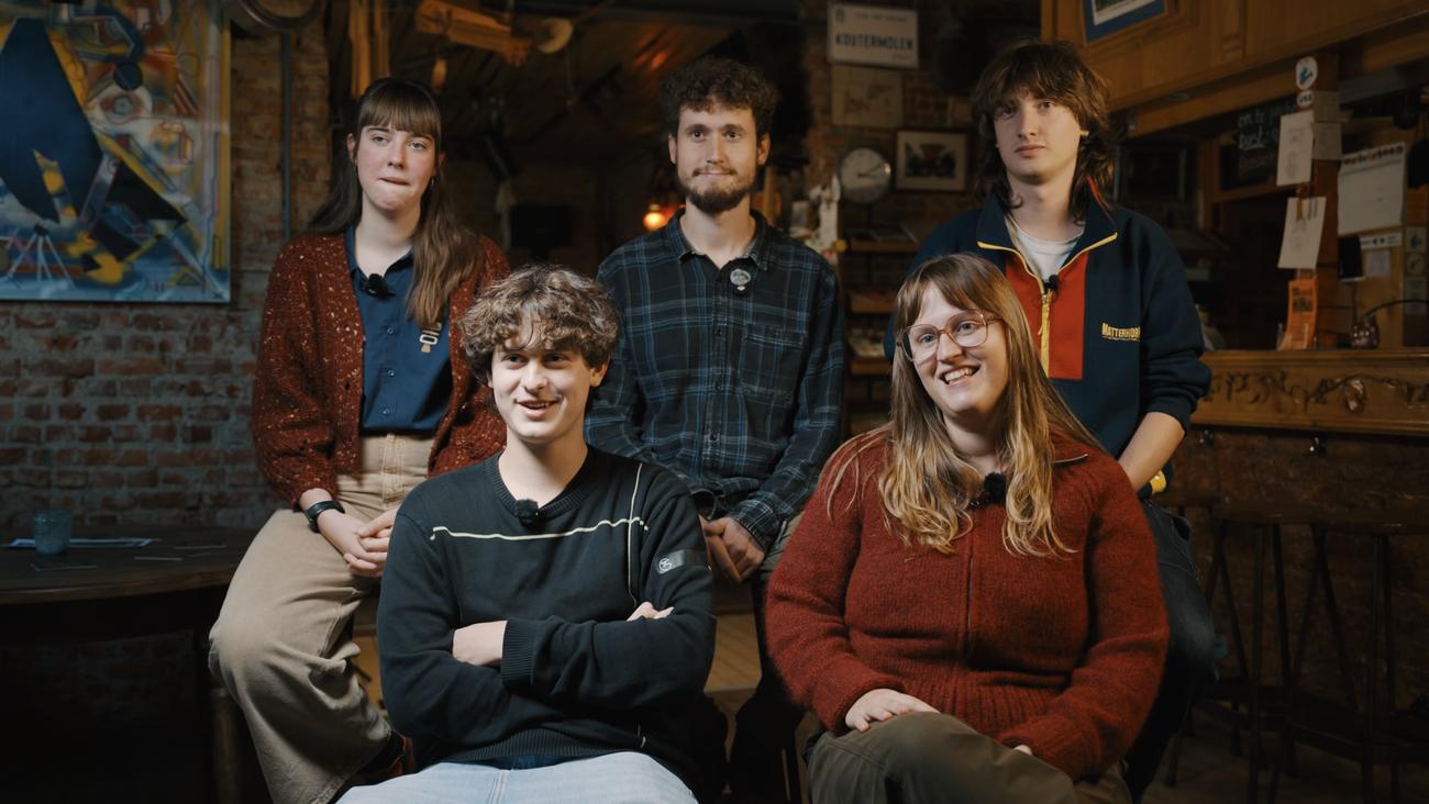 Jonge muzikanten samen in een café