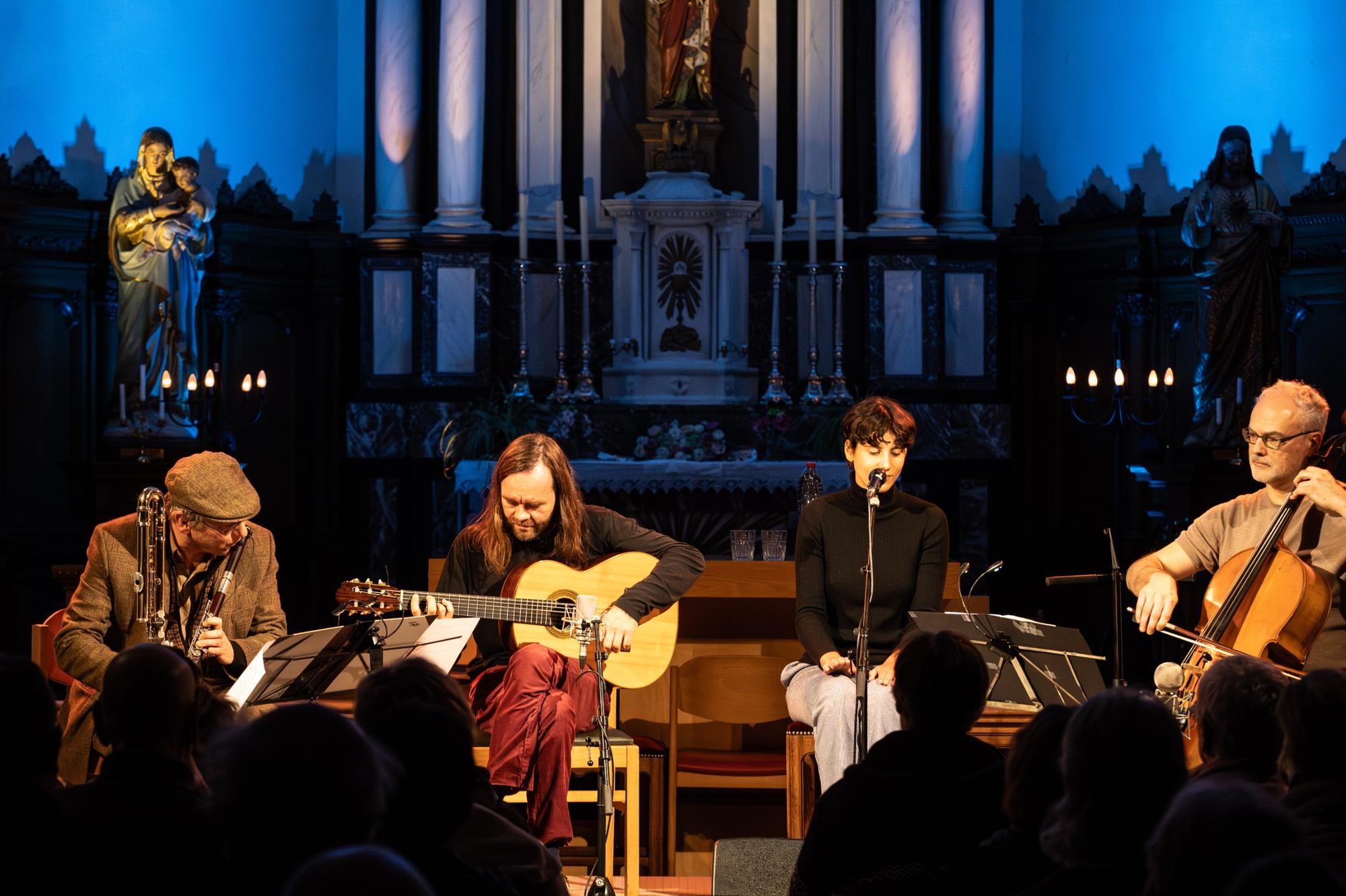 Vier muzikanten spelen in een kerk